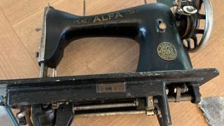 MAQUINA DE  COSER  ALFA