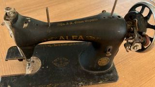 MAQUINA DE  COSER  ALFA