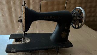 MAQUINA DE  COSER  ALFA