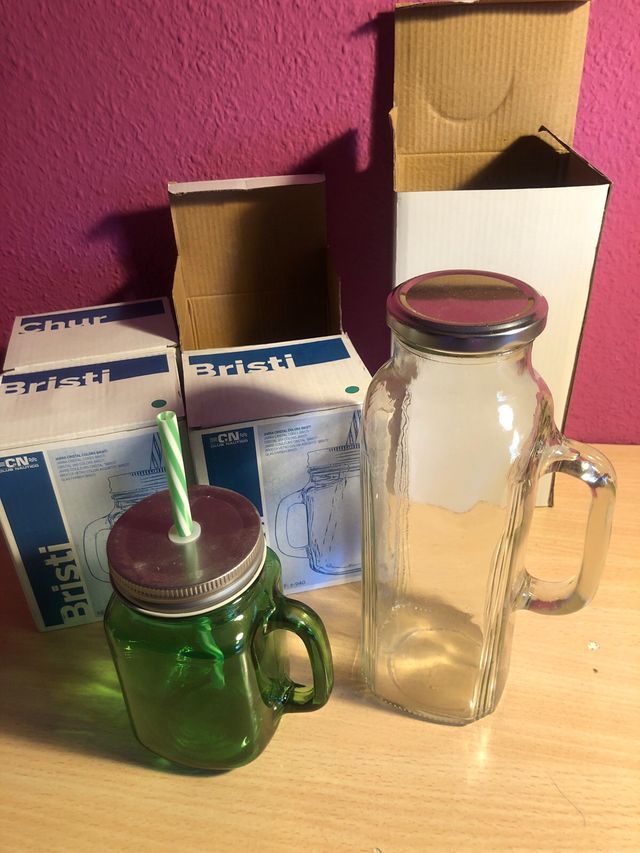 Vasos 4 y 1 botella con tapadera