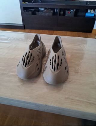 yeezy foam RNNR