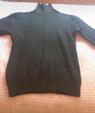 Jersey Negro de Cuello Vuelto