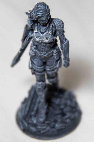 Figurilla Cyberpunk Chica Policía Pintada