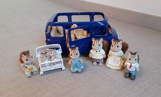 Familia de ardillas con coche y carrito