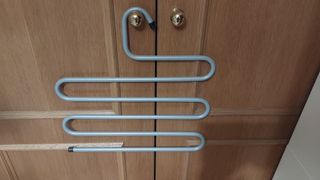 Percha gris pantalones