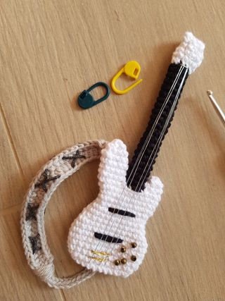 Llavero guitarra crochet