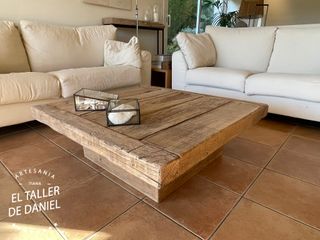 Mesa baja hecha con vigas recicladas a medida