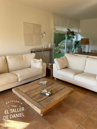 Mesa baja hecha con vigas recicladas a medida