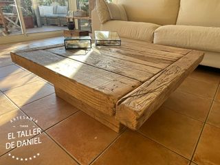 Mesa baja hecha con vigas recicladas a medida