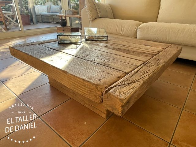 Mesa baja hecha con vigas recicladas a medida