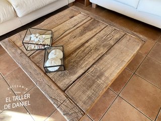 Mesa baja hecha con vigas recicladas a medida