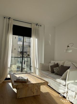 Mesa baja hecha con vigas recicladas a medida