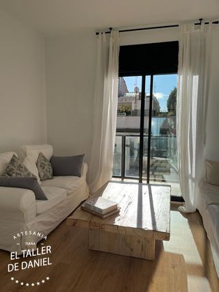 Mesa baja hecha con vigas recicladas a medida