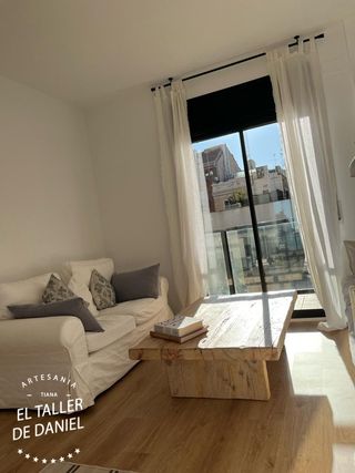 Mesa baja hecha con vigas recicladas a medida