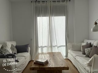 Mesa baja hecha con vigas recicladas a medida