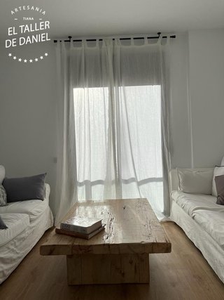 Mesa baja hecha con vigas recicladas a medida