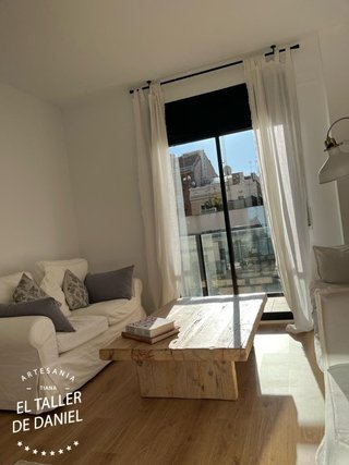 Mesa baja hecha con vigas recicladas a medida