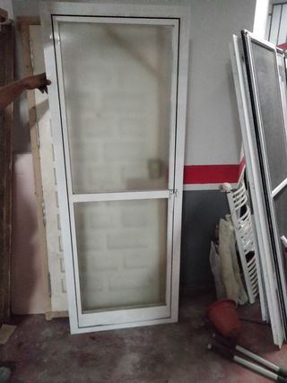 Puerta de aluminio con cerradura