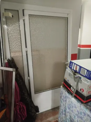 Puerta de aluminio con cerradura
