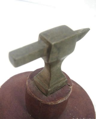 ANTIGUO YUNQUE JOYERO EN PIEL-BRONCE-TAS RELOJERO