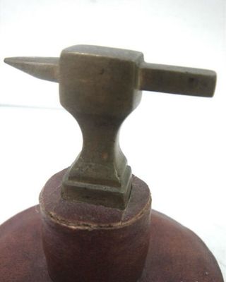 ANTIGUO YUNQUE JOYERO EN PIEL-BRONCE-TAS RELOJERO