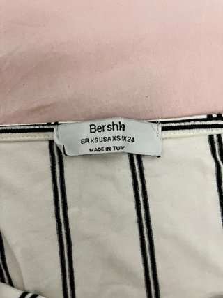 Mono blanco de rayas