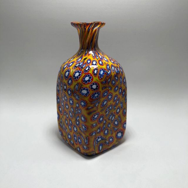 Botella de vidrio veneciano. millifiori.