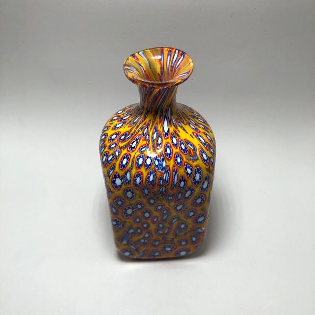 Botella de vidrio veneciano. millifiori.