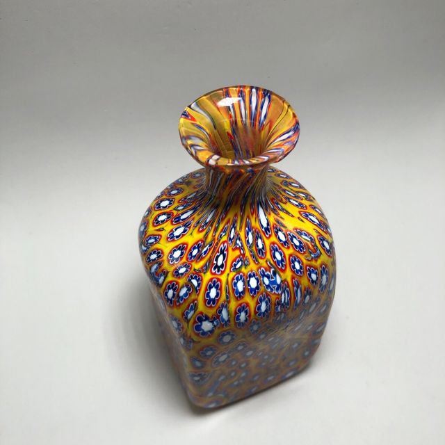 Botella de vidrio veneciano. millifiori.