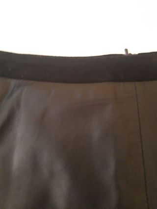 Falda de cuero negra de mango.Es talla 38,40