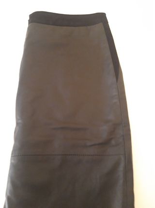 Falda de cuero negra de mango.Es talla 38,40