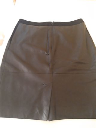 Falda de cuero negra de mango.Es talla 38,40