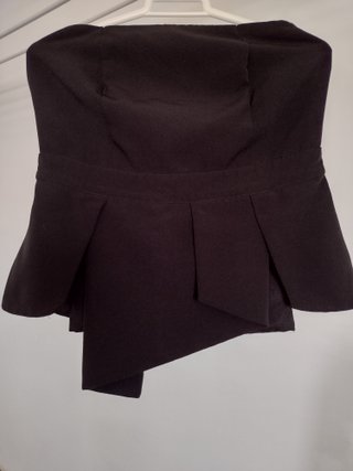 top sin tirantes, color negros con tablas,