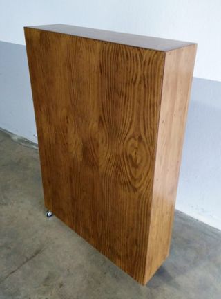 Estantería de madera pino con tres baldas y ruedas