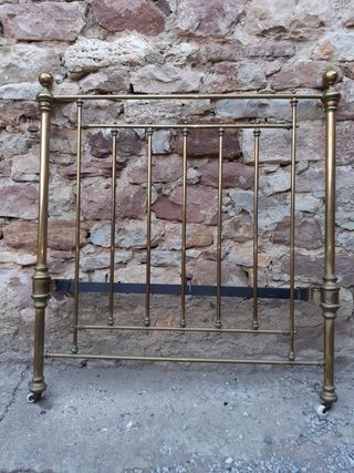 Cama de bronce muy antigua.