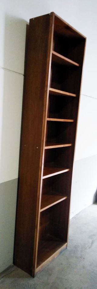 Estantería de madera de pino con baldas móviles