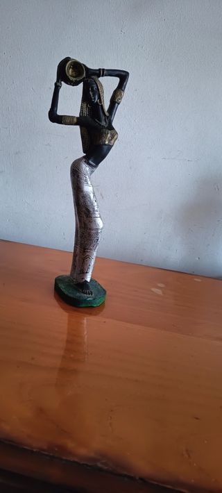 Figuras porcelana y una africana