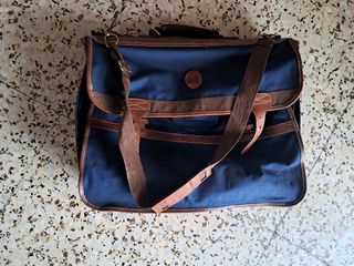 Maleta de piel de mano . Bolsa de viajes