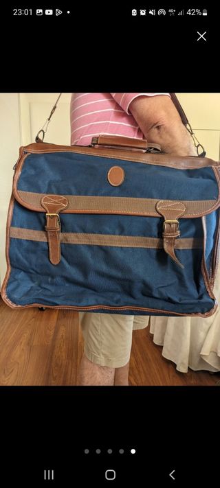 Maleta de piel de mano . Bolsa de viajes