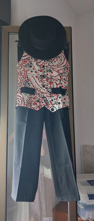 Chaleco,  pantalón y sombrero