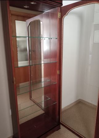 Vitrina clásica de madera