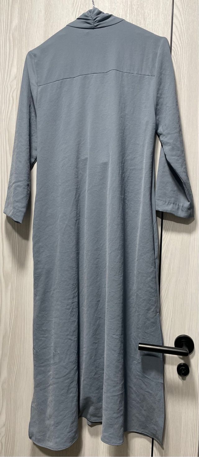 Vestido midi azul Zara con cinturon