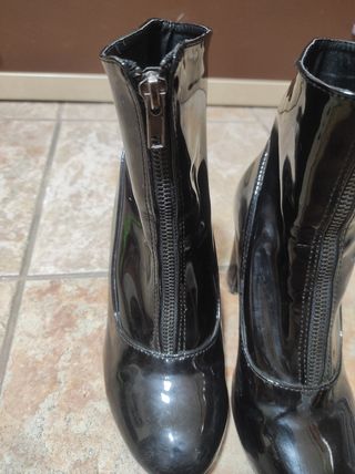 Botines de charol negros
