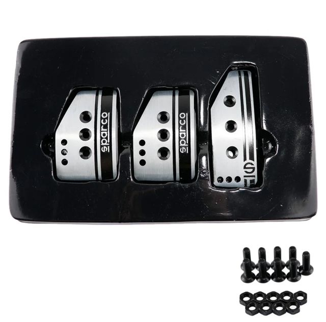 Pedales Sparco de aluminio con letras en negro.