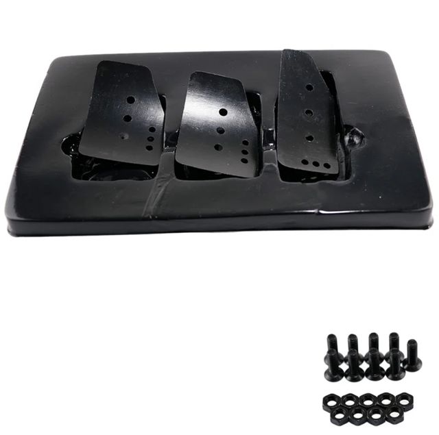 Pedales Sparco de aluminio con letras en negro.