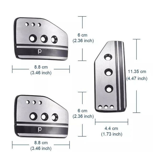 Pedales Sparco de aluminio con letras en negro.
