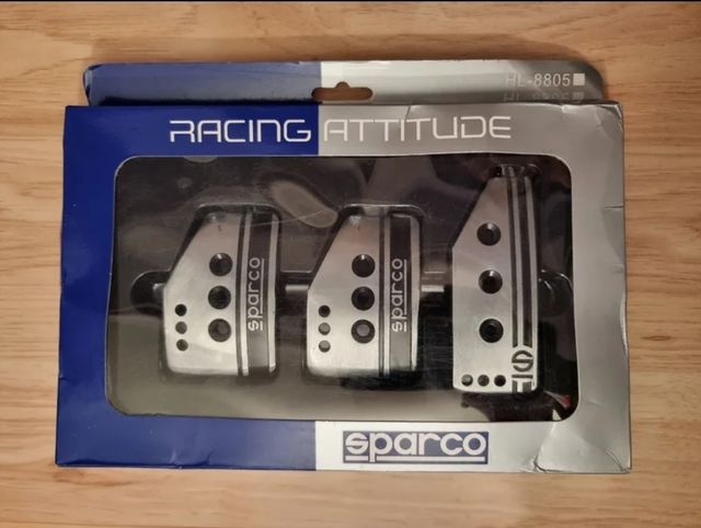 Pedales Sparco de aluminio con letras en negro.