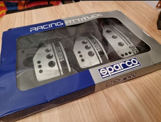 Pedales Sparco de aluminio con letras en negro.