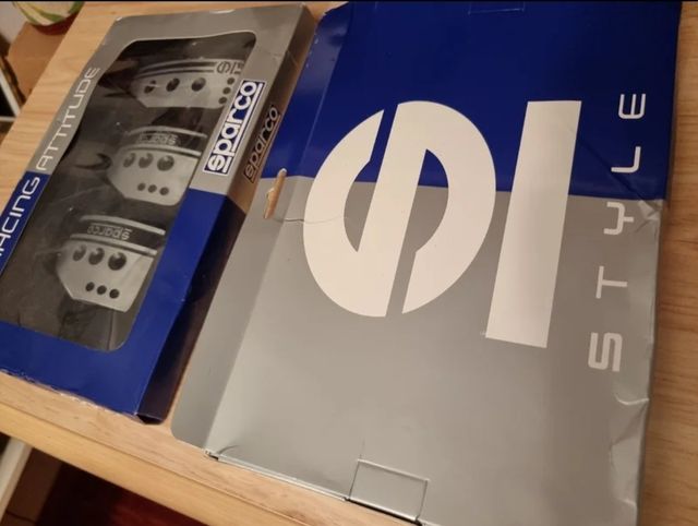 Pedales Sparco de aluminio con letras en negro.