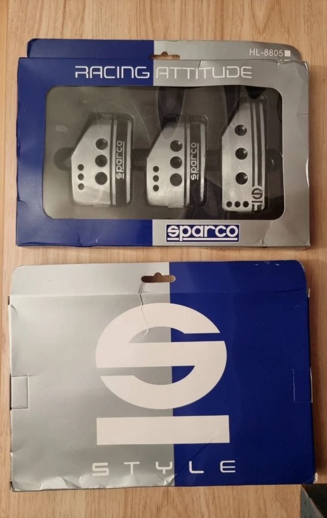 Pedales Sparco de aluminio con letras en negro.